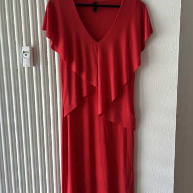 Robe rouge à encolure en V de Y.A.S