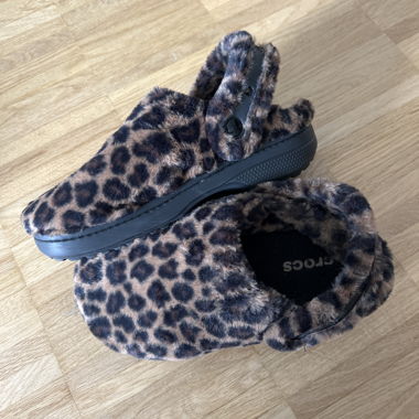 Crocs Leopardfell Hausschuhe