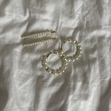 Earrings and hair clips 