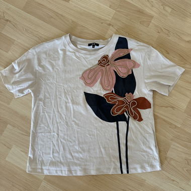 T-Shirt con applicazione floreale