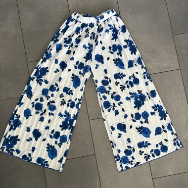 Pantalon plissé blanc avec motif de roses bleues
