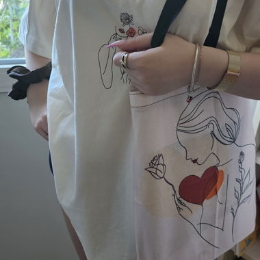 Printed oversized T-shirt and tote bag 