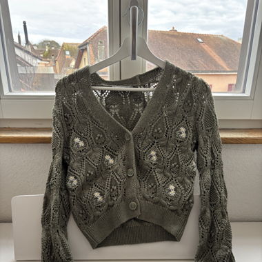 Cardigan en crochet fleuri 