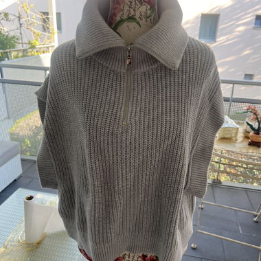 Maglione in maglia grigia con zip