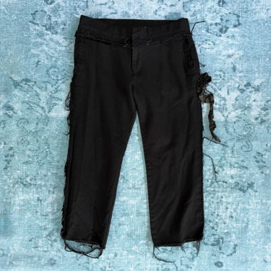 Pantaloni cropped Comme des Garçons decostruiti