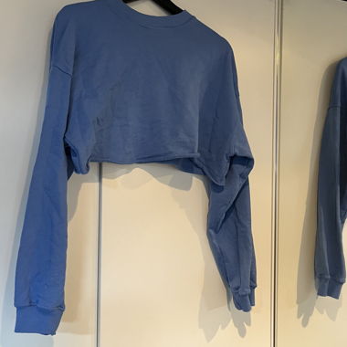 Felpa corta Bershka azzurro chiaro