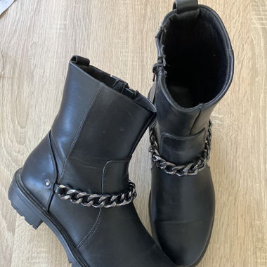 Schwarze Stiefelette mit Kette