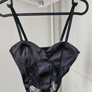 Top mit Spitzenmuster