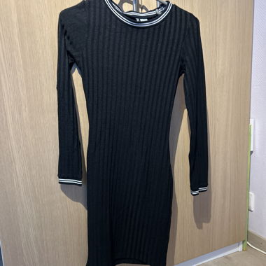 Schwarzes Kleid mit langen Ärmeln