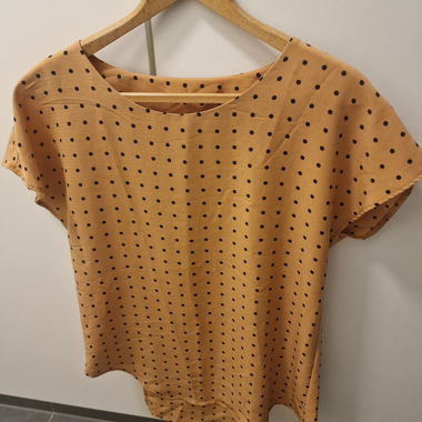 Top con pois color cammello