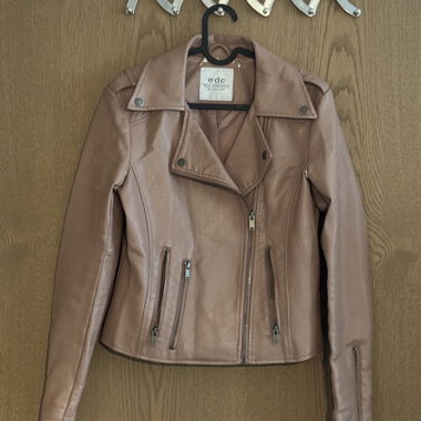 Rosa Bikerjacke aus Kunstleder