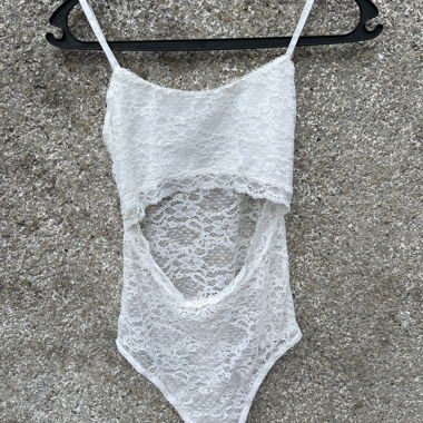Weißer Spitzenbody