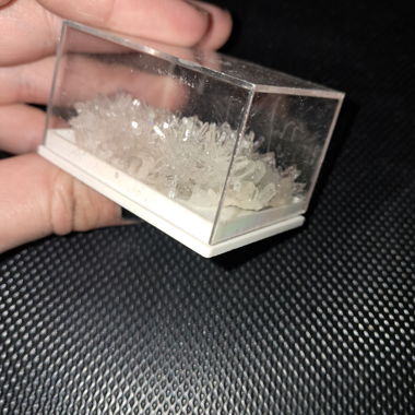 Cristalli di quarzo in scatola trasparente