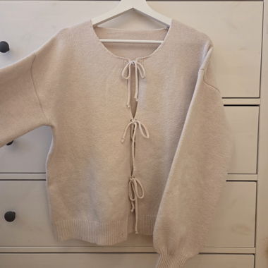 Pull mignon avec nœuds