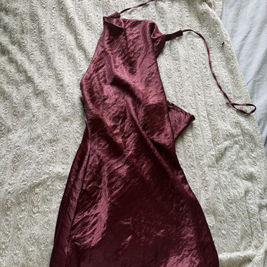 Robe satin bordeaux dos nu