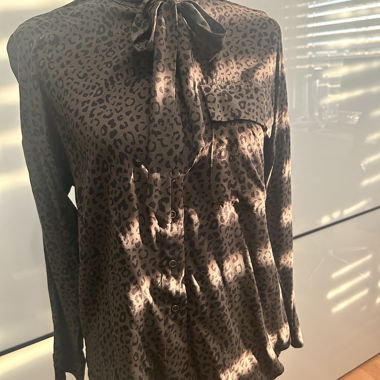 Blusa con fiocco leopardata