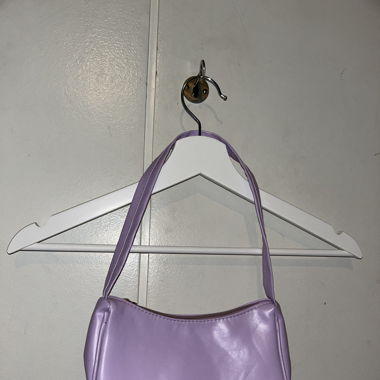Lila Schultertasche