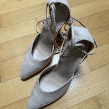 Scarpe col tacco beige con lacci