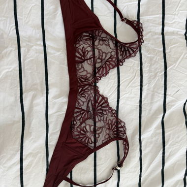 Soutien-gorge en dentelle bordeaux
