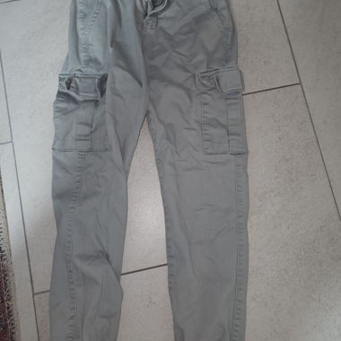 Graue Cargo-Hose