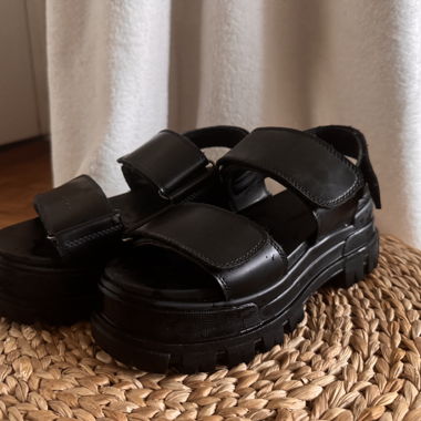 BUFFALO Sandalen mit schwarzen Plateaus