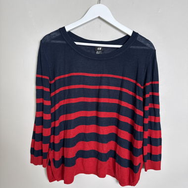 Maglione a righe blu navy e rosse