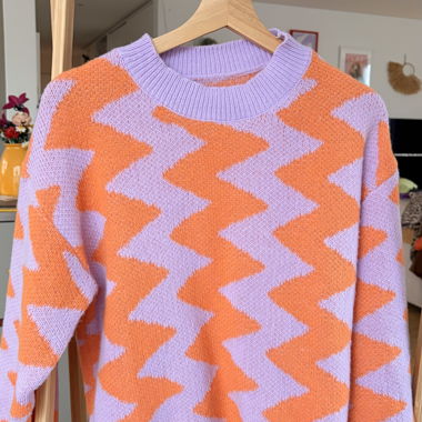 Statement knit jumper purple/orange zigzag