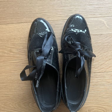Schwarze Lack-Schnuerschuhe