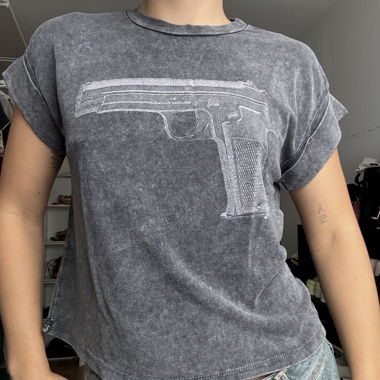 Graues T-Shirt mit Pistolenprint