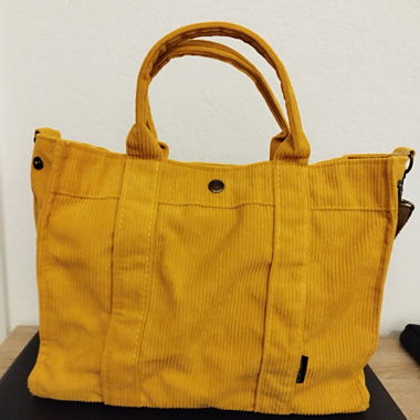 Gelbe Cord-Handtasche mit Schulterriemen