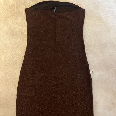 vestito marrone con paillettes