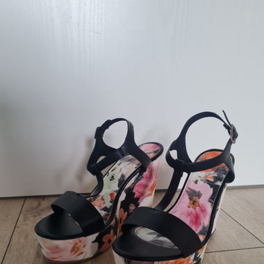 Hohe Schuhe mit Blockabsatz