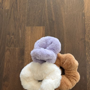 3 scrunchies