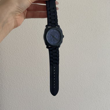 Orologio analogico nero con cinturino in silicone