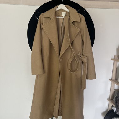 Beiger H&M Mantel mit Bindegürtel