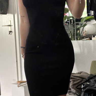 Black bodycon dress