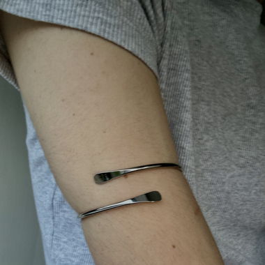 Silbernes Armreif-Armband