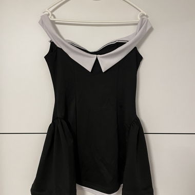 Robe noire à col clair