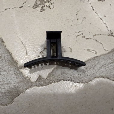 Schwarzer Haarclip aus Kunststoff