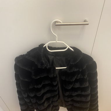 Schwarze Kunstfelljacke