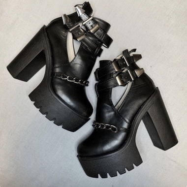 BLACK PLATFORM HEELS