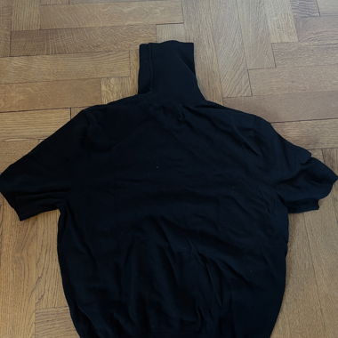 Maglia nera con scollo rotondo