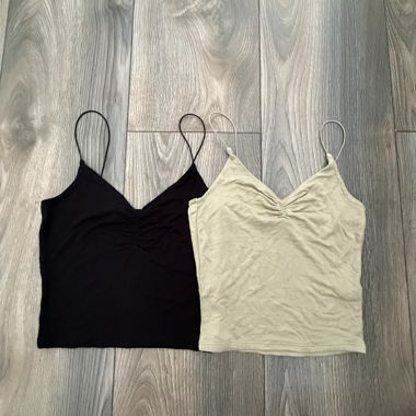Set aus zwei kurzen Tops mit feinen Trägern
