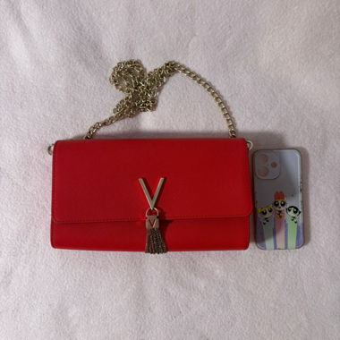 Rote Crossbody‑Tasche mit Kette und Quaste