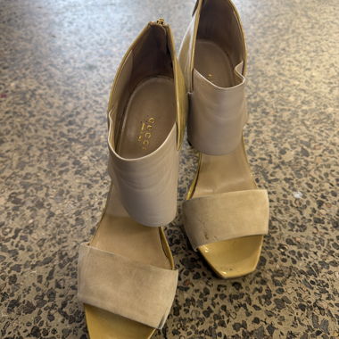 Sandali con tacco Gucci beige