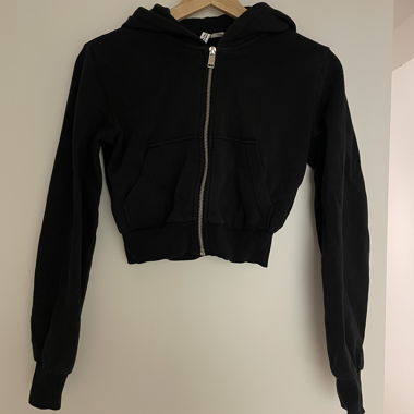 Hoodie court noir avec fermeture éclair
