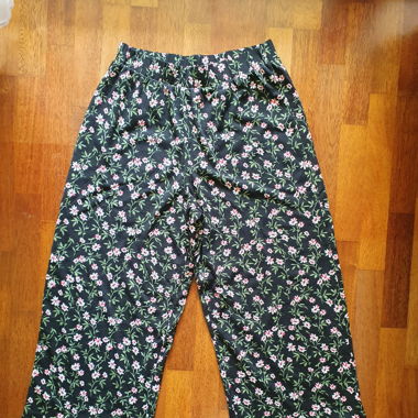 luftige hose mit kleinen blumen