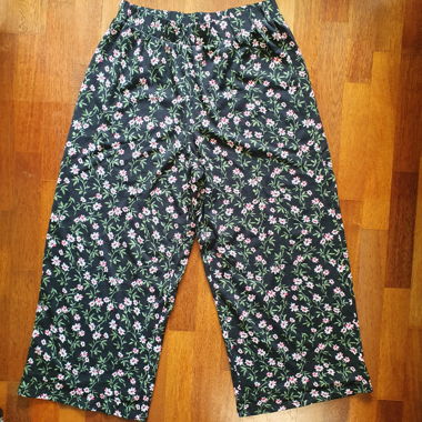 luftige hose mit kleinen blumen