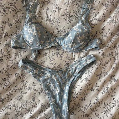 Set bikini blu a fiori
