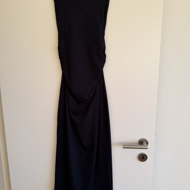 Robe noire à découpes